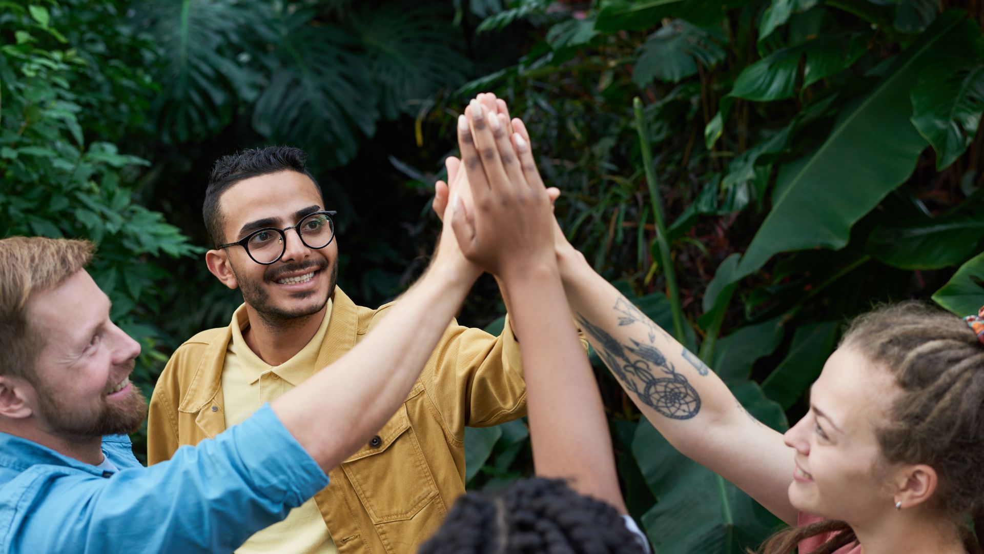 Guías de Alaya Studio en comunidad, expertos en yoga, bienestar emocional, nutrición consciente y más.