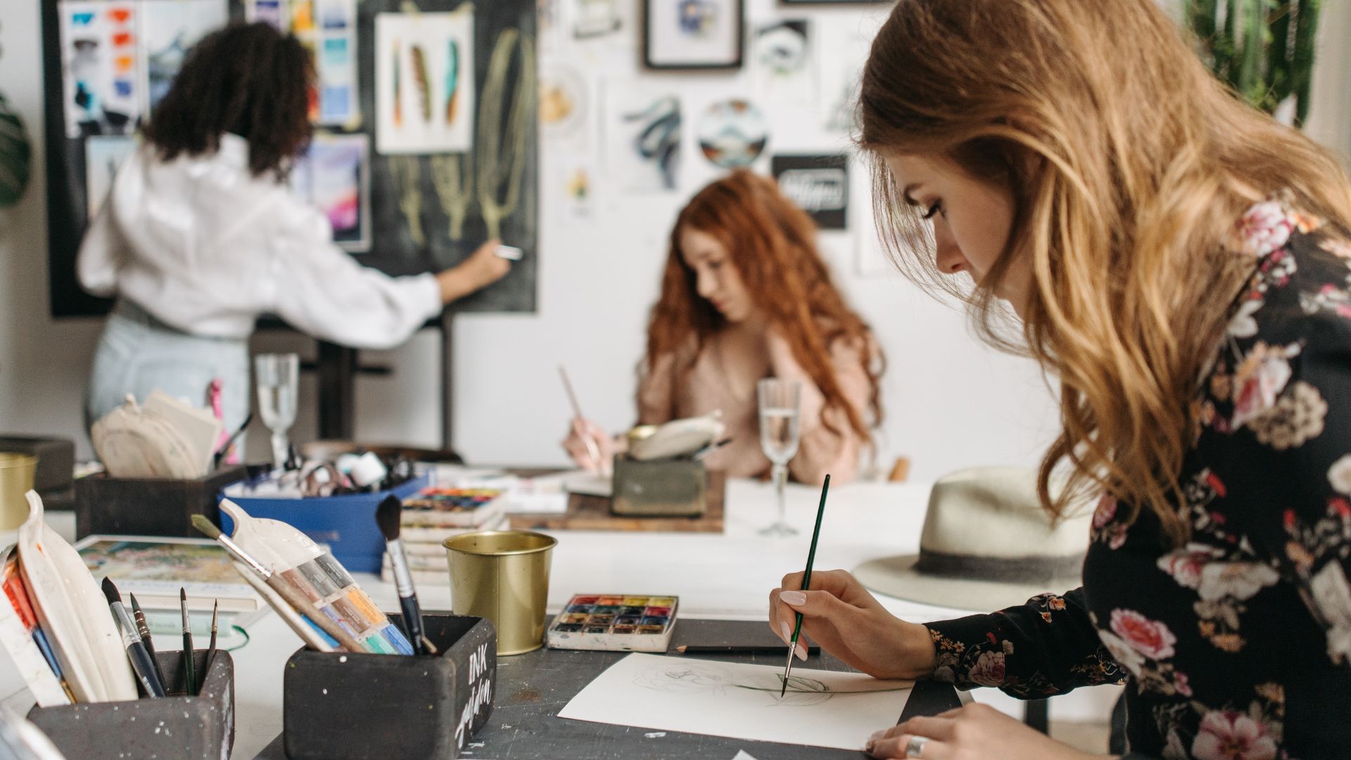 Personas disfrutando clases y talleres de bienestar integral en Alaya Studio MX